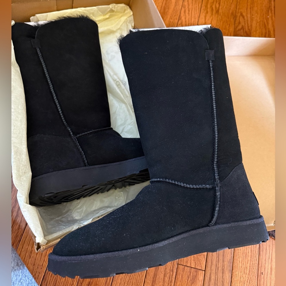 BRAND NEW IN BOX UGG CLASSIC TALL CUFF BOOTS BLACK SIZE 10!